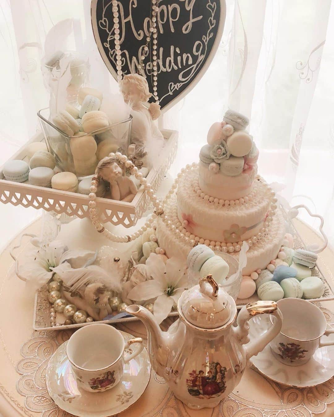 のインスタグラム：「この間のスタジオ、本当に私の好み過ぎた🤤💕 こんなお部屋にしたい😍❤️ でも、小物置いたらホコリかぶるだけだし、次また引っ越すとき大変だし…とか現実的な事ばっかり考えてしまう時点で、可愛い部屋を作れる人ではないのでは…🤣w 6月末には、ベッドとテーブルと冷蔵庫と電子レンジとシャンデリアが届く❤️ 一気にお部屋が出来上がりそう…💓 カーテンはまだ迷っている🤔 毎日インテリアとか家具見てるのが至福の時…☺️✨ みんなの至福の時は、何をしてる時ですか？？💓💓💓」