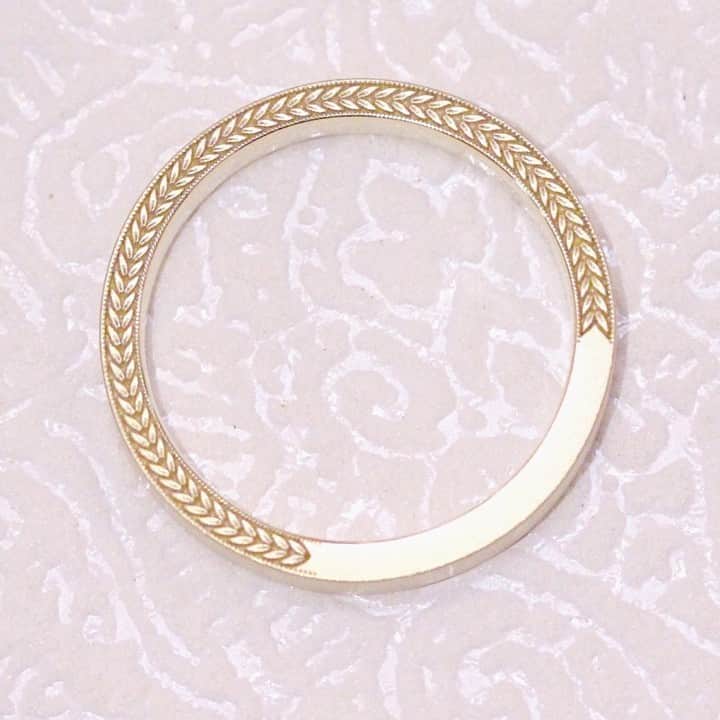 ith / イズ オーダメイド結婚指輪さんのインスタグラム写真 - (ith / イズ オーダメイド結婚指輪Instagram)「🌿冠のような彫り模様を、さりげなく . 月桂樹の葉の模様を、指輪の側面に加えたデザイン。“平打ち” と呼ばれる、指輪の正面と側面をくっきり分けた、断面が四角い指輪のかたちを活かしたデザインです。 . 通常であれば、正面に目立つ模様や細工を加えますが、ここは敢えて側面に。主張を控えめにした分、こだわりを感じさせるあしらいを加えています。 . チラっと見えた方が、かえって目を引くこと、ありますよね？ . . 結婚指輪：Alloro《アローロ》 参考価格(K18/男性)：113,000円〜 . 💍の詳細は @ith_marriage のURLよりHPをご覧ください🌿 . . ithの指輪を購入された方は  #イズマリッジ に投稿してください🤳 . リグラムさせていただく可能性がございます。 . @ith_marriage ←指輪の一覧はこちらからご覧いただけます💍 . …………………………… 💍ithとは …………………………… . ithはこの世にたった1組の指輪を制作するオーダーメイドの婚約・結婚指輪のアトリエです。 . 一人の女性ジュエリー職人のアトリエから始まったith。 . デザイン・着け心地など、お好みは人それぞれ。 . 専門的な知識を持つ"つくり手"が専任で、丁寧にヒアリングを重ね、お好みやご要望を汲み取り、ご希望のデザインへ導きます✨ . 納品後はアフターケア・デザイン変更等の相談にもご対応します。 . …………………………… 🌿アトリエについて …………………………… . アトリエは友達のお家に遊びに行くようなリラックスできる空間。 . デザインは100種類以上ご用意しています💍 . 指輪をたくさんご試着いただき、ご相談を重ね、“好きなかたち”を見つけましょう✨ . …………………………… 🏡アトリエ（店舗）情報 …………………………… . ご来店予約はお電話より承ります🌿 . 銀座 ☎︎0120-980-947 . 表参道 ☎︎0120-971-006 . 吉祥寺 ☎︎0120-954-240 . 横浜元町 ☎︎0120-174-511 . 柏 ☎︎0120-913-011 . 大宮 ☎︎0120-900-925 . 心斎橋 ☎︎0120-968-611 . 栄（名古屋） ☎︎0120-699-230 . . . . #結婚指輪 #婚約指輪 #プロポーズ #マリッジリング #エンゲージリング #指輪 #ダイヤモンド #ブライダルジュエリー #婚約 #プレ花嫁 #ペアリング #ブライダルフェア #ウェディングドレス #ナチュラルウェディング #指輪探し #結婚指輪探し #ゴールドリング #オーダーメイドリング #結婚式準備 #結婚式 #結婚式場 #花嫁 #2019秋婚 #2019冬婚 #2020春婚 #令和婚  #一生もの #クラフトリング #彫り模様」6月9日 12時00分 - ith_marriage