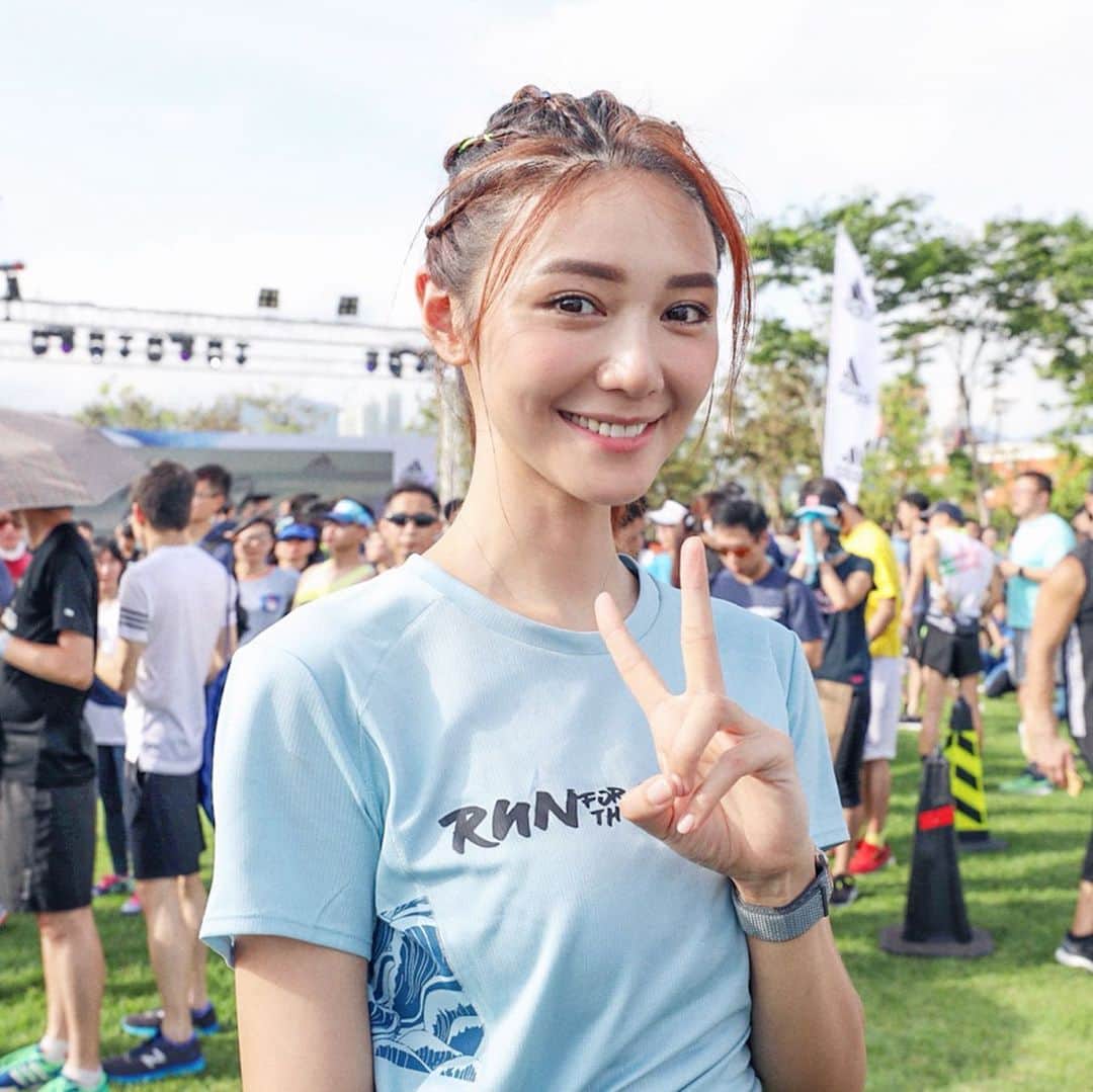 Elva Niさんのインスタグラム写真 - (Elva NiInstagram)「Let’s do this together!  Download App Runtastic, for every kilometre we run collectively during June 8-16th, Adidas will donate one U.S. dollar to Parley Marine School whose mission is to provide environmental education to protect the ocean. 6 days left! Let’s run for the oceans 🌊🌊🌊 @adidas @adidashk  #worldoceansday #RunForTheOceans #adidasRunnersHongKong  #adidashk」6月9日 12時10分 - misselvani