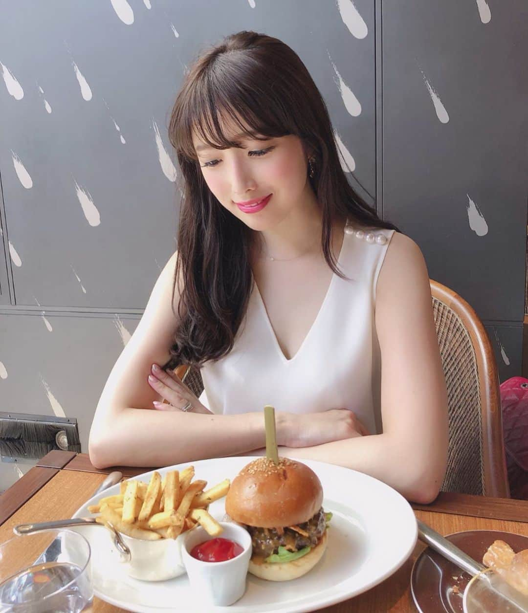 越馬千春さんのインスタグラム写真 - (越馬千春Instagram)「. . 美味しい🤤🍔💓 . @grandhyatttokyo  #oakdoor #オークドア #grandhyatt #grandhyatttokyo #グランドハイアット東京 #六本木 #roppongi  #ランチ #lunch #lunchtime #千春の趣味 #🍽#instafood #🍔 #hamburger」6月9日 12時13分 - chiharukoshiba