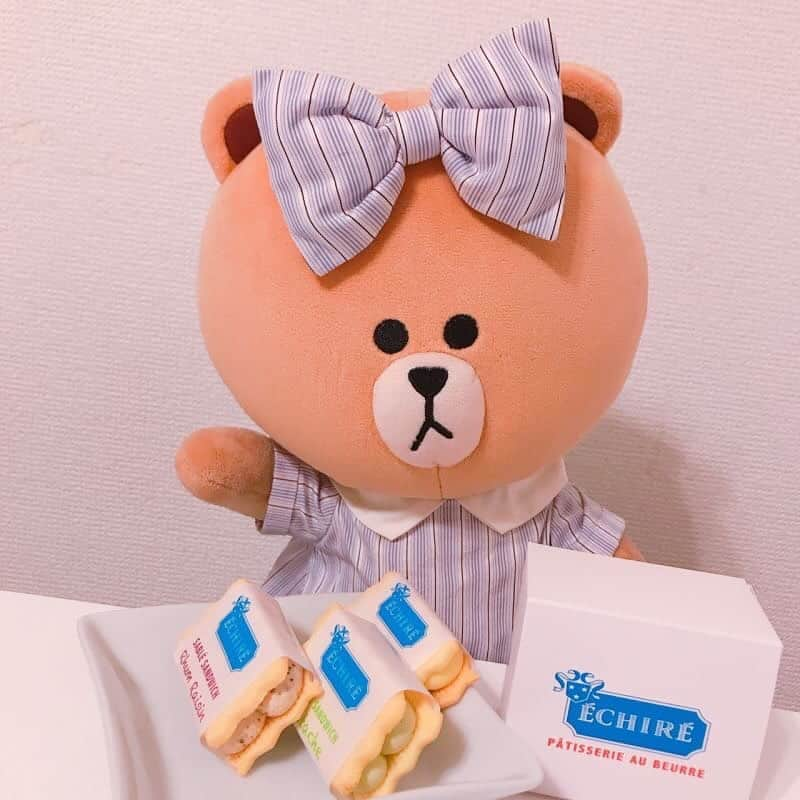 CHOCOさんのインスタグラム写真 - (CHOCOInstagram)「💙🐄💙🐄💙🐄💙 . おやつの時間にエシレのサブレサンド♫ . 発酵バターがとってもいい香りだったよ💘 サクッとしたサブレにたっぷりのバタークリームがすっごくおいしかった😋✨ . . #エシレ #ECHIRE #エシレバター #エシレパティスリーオブール #伊勢丹新宿店 #linefriends #withCHOCO」6月9日 12時13分 - this_is_choco