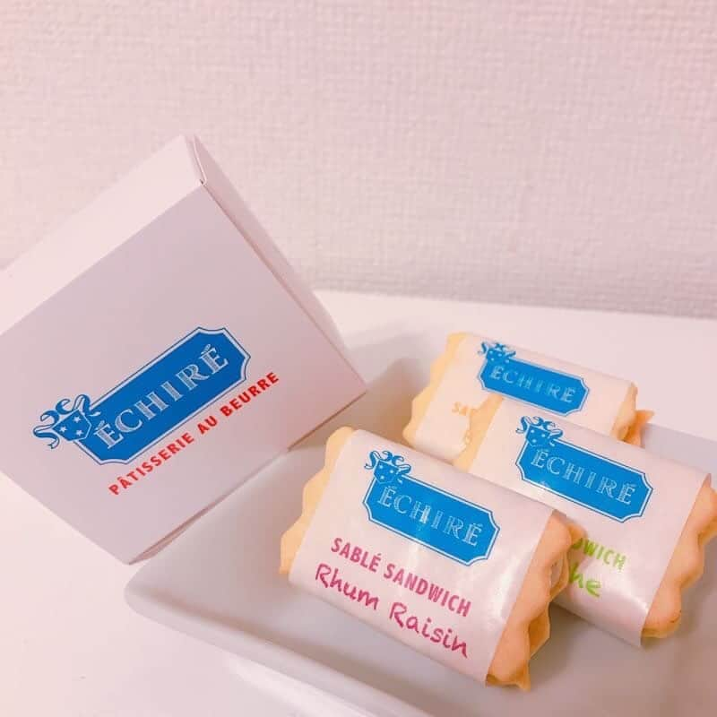 CHOCOさんのインスタグラム写真 - (CHOCOInstagram)「💙🐄💙🐄💙🐄💙 . おやつの時間にエシレのサブレサンド♫ . 発酵バターがとってもいい香りだったよ💘 サクッとしたサブレにたっぷりのバタークリームがすっごくおいしかった😋✨ . . #エシレ #ECHIRE #エシレバター #エシレパティスリーオブール #伊勢丹新宿店 #linefriends #withCHOCO」6月9日 12時13分 - this_is_choco