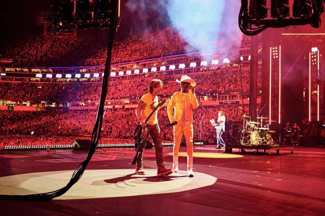 キース・アーバンのインスタグラム：「Nas’s t shirt says LOVE EVERYBODY ...... I can’t think of a better caption than that right there!!! @lilnasx and @billyraycyrus - thank u for the invite- I loved playing with u both and hope we get to do it again!!!! - KU #CMAfest 📸: @johnshearer」