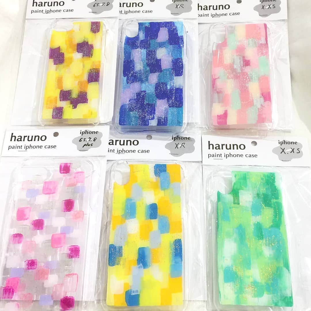 タピエスタイルさんのインスタグラム写真 - (タピエスタイルInstagram)「タピエスタイル京都店です。 『haruno』iPhoneカバーのお取り扱い再開です！  全ての作品が一点もの。ひとつひとつにタイトルが付いていて、選んだ作品があなたの想いやセンスと重なるワクワク感を体験してください！！きっとお気に入りのひとつが見つかりますよ◎  たくさんの色の抽象画から、カラーセラピーの様に、心のままに手にとって言葉を楽しんでくださいね◎  京都では当店のみのお取り扱いとなります！ ◎  全て¥3,200＋tax 左上から ・ドラムの鼓動 ・月夜の猫 ・愛を縫う 左下から ・愛のてんぷら ・ガーベラの花言葉 ・恋文と桜味のガム  対象機種 i phone  6s,7,8 6s,7,8 plus XS,S XR  #tapiestyle #タピエスタイル #タピエスタイル京都店 #ラクエ四条烏丸 #ハンドメイドアクセサリー #handmadeaccessory #haruno」6月9日 12時43分 - tapiestyle