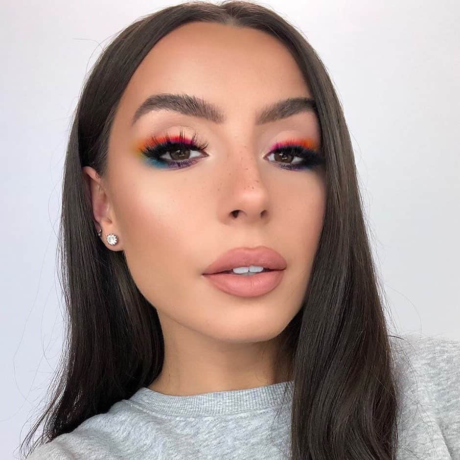 のインスタグラム：「We’re all about @jayyglamm’s stunning #motd! 😘 She chisels her cheeks with our #hoola matte bronzer & carves out her brows with our #preciselymybrowpencil in shade 6! #regram #friendswithbenefit」