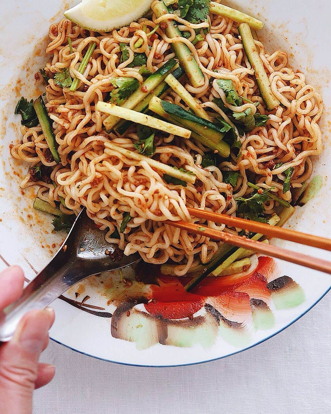 樋口正樹さんのインスタグラム写真 - (樋口正樹Instagram)「Maze soba . 昼に汁なし混ぜ麺。 麺はサッポロ一番、 半量の塩スープを 少しの湯で溶いて、 辣油とラブパクと 炒めた挽肉を混ぜ 辛めのタレにして。 刻んだパクチーと 千切り胡瓜を添え 胡麻と花椒をふる。 よく混ぜ混ぜして。 あと温玉があれば、、。 . エルグルメ最新号、 めっちゃ旨そうな アジア飯ばっかり。 . . #混ぜそば #汁なし担々麺 #アジアごはん #愛しのアジアごはん #エスニック料理 #ラブパクチーソース #ラブパク食堂 #サッポロ一番 #サッポロ一番塩ラーメン #氷あえ麺 #樋口さんちで麺類 #mazesoba #chinesefood #dandannoodles #noodles #ellegourmet」6月9日 12時51分 - higuccini