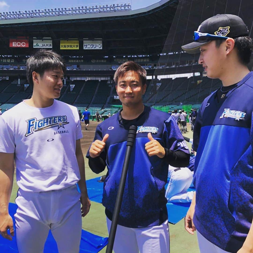 北海道日本ハムファイターズさんのインスタグラム写真 - (北海道日本ハムファイターズInstagram)「帰ってきた😄 #lovefighters #飛び出せ新時代 #井口和朋 #帰ってきた #なぜか後輩たちに見つめられる #玉井大翔 #石川直也」6月9日 12時51分 - fighters_official