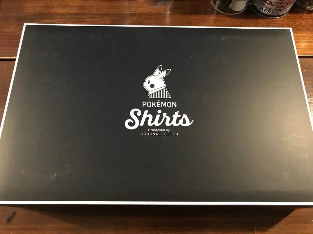 飯窪春菜のインスタグラム：「オーダーしていたポケモンシャツが届きました👔 私はイワークの総柄にしましたよ〜🌚🐲 見えない袖裏や襟裏には、大好きなバタフリーを忍ばせています🦋💓 #ポケモンシャツ  #pokemonshirts  #pokemon  #ordershirts  #はるなの毎日  #飯窪ってる」