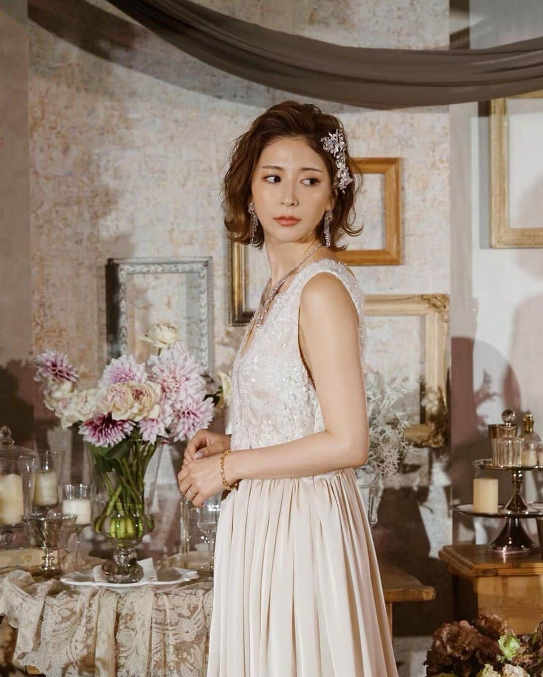 仲村美香さんのインスタグラム写真 - (仲村美香Instagram)「昨日は @choole_wedding さんのウェディングイベントにゲストとしてお招き頂き、トークショーをさせて頂きました☺️💕 ・ ・ 急なイベント告知だったにも関わらず、会場まで足を運んでくださった皆様、本当にありがとうございました😭❤️❤️❤️ プレ花嫁さん達とお話できて 私も幸せな気持ちになりましたー😢💕 結婚っていいね♡♡♡ 皆様ご結婚おめでとうございます☺️❤️❤️❤️ ・ ・ ・ @choole_wedding さんでは 型に捉われない、自分らしい挙式を上げる方に色んな情報を提供してくださったり、 こういう素敵なフラワーアレンジメントだったり、会場やウェディングドレス、ヘアメイクさんなどを紹介してくれるそうです☺️💓 ・ ・ 結婚式って本当に決める事が多くて大変だと思うのですが、 センスの良いプランナーさんにお任せしたら準備も楽しく進めていけると思うので、一つの選択肢として是非チェックしてみて下さい💕 ・ ・ ・ 私が身につけているドレス、 ピアス、ネックレスは 実際にハワイと日本の披露宴で着たもの💕 デザインも自分でしました☺️♡ レンタルもしているのですが、 1番人気の3点です👰❤️ 良かったらウェディングアカウントの方も 見てみてください♡ @lalsbrides  また更新頑張るので フォローしてもらえると嬉しい…です💕笑 ・ ・ ・ この日のヘアメイクなども また紹介します💕 ・ ・ ・ ・ #midastouch #accessory #アクセサリー#japan#ミダスタッチ#ウェディングジュエリー#ウェディングアクセサリー#Wedding #Weddingjewelry#Bride#ブライダル#ブライダルフェア #花嫁#プレ花嫁#卒花嫁#結婚式#披露宴#ウェディングドレス #ウェディング#ブライダルヘア」6月9日 12時49分 - mikapu0519