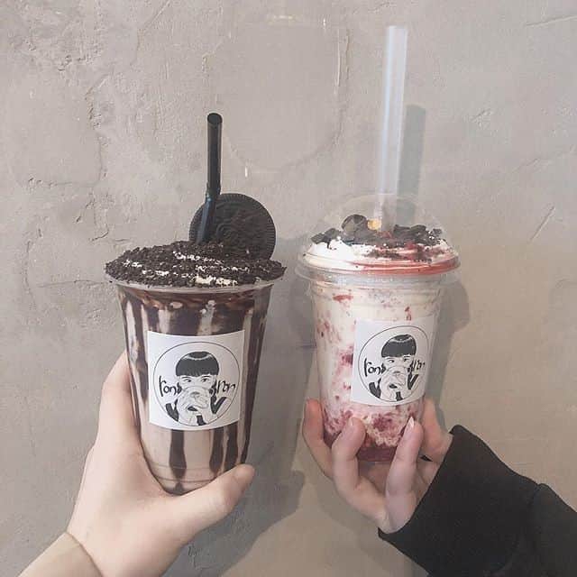 のインスタグラム：「.⠀⠀⠀⠀⠀ 【#uwasa_福岡】⠀⠀⠀⠀⠀⠀⠀ 福岡・雑餉隈にある「ronron coffee minette」をご紹介🎉✨⠀⠀⠀⠀ ronron coffee minetteは、”珈琲と人と人がつながるカフェ”です☕️💓⠀ お写真は,「オレオチョコレートラテ」と「レアチーズケーキスワチーノ」😋⠀ 「オレオチョコレートラテ」は、ザクザク食感が楽しいまるでスイーツのようなドリンク🍪💗⠀ 「レアチーズケーキスワチーノ」は、たくさんのクリームチーズを使ったレアチーズケーキをそのまま食べてるようなドリンクです🍰🌈⠀ お洒落なデザインのカップは思わず写真を撮りたくなりますね😆⠀ ＊⠀⠀⠀⠀ ronron coffee minette 👉(@ronron_1227 )⠀⠀⠀⠀⠀⠀ ＊⠀⠀⠀⠀ ↓素敵なアカウントはこちら⠀⠀⠀⠀ [photo by:@amigonsta_0503_gram]⠀⠀⠀⠀ ＊⠀⠀⠀⠀ <<✏️=========================>>⠀⠀⠀⠀ グルメに関する素敵なお写真を⠀⠀⠀⠀ 厳選してご紹介しています📷🌈⠀⠀⠀⠀ 【 @uwasa_gourmet 】 or 【 #uwasa 】⠀⠀⠀⠀ をタグ付けであなたの投稿が⠀⠀⠀⠀ Instagramや記事で紹介されちゃうかも👀🎉⠀⠀⠀⠀ 皆さんの素敵なご投稿お待ちしています🌸⠀⠀ <<=========================>>⠀⠀⠀⠀ ＊⠀ #福岡 #福岡カフェ #福岡観光 #福岡グルメ #cafe #drinks #コーヒー #ラテ #ドリンク #カフェ部 #カフェ好き #カフェ巡り #カフェ好きな人と繋がりたい #カフェ巡り好きな人と繋がりたい #インスタ映え #フォトジェニック #スイーツ #ティータイム  #オレオ #oreo  #スイーツ部 #スイーツ巡り #おやつ #おやつタイム #coffee #カフェスタグラム #美味しい」