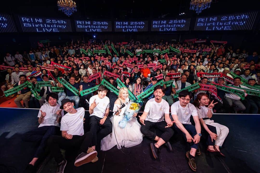 R!Nのインスタグラム：「#RIN0608SLO  最高のワンマンライブでした。 シンガーソングライターとして活動してきた7年間の集大成。私がお届けできるものすべてをステージに託した夜でした。  3回の衣装チェンジ。 ステージ袖で早着替え、初めてでした！物凄い速さでイヤモニを外し、服を脱ぎ、靴を変え…メイクさん、スタイリストさん、ステージサイドのエンジニアさんの素晴らしい共同作業でした！  そしてバイオリンも加わったバンドサウンド、リハーサルから「早くみんなに聴かせたい」とワクワクしていましたが、本番ではさらに素晴らしく奏ででくれた陽子さん。本当にありがとう！  今回初ワンマン参加にもかかわらず素敵にアレンジを加えてくれた康介さんも、5月22日のライブから短期間で鬼のような速さで曲を覚えてくださり、とっても気さくな人柄で笑いが絶えませんでした。また早くお会いしたいです！  アコギ、エレキと2本使いで音に寄り添ってくれた阿部っちさん、アルバムにもエレキギターとして参加してライブで相乗効果を発揮しながらリフを弾いてくれる有賀先生。  そして、私が上京して間もない頃にとあるライブハウスで対バンしたアーティストさんのサポートをされていた音に惚れ込んで声をかけた、ドラムの杏史朗さんと我らがバンマスの純也さん。  このお二人と出会っていなければ、R!Nバンドのメンバーは集まることはなかったかもしれません。  ライブ以外の場面でも本当にお世話になっていて、表も裏も知るからこそのサポートもずっとしてくれていました。  こんなメンバーに支えられて、ステージを届けることができたこと、本当にどう言葉で表せばいいのかわかりません。幸せが過ぎて、まだまだ余韻の中です。  そして、今回のワンマンライブには過去最高人数のスタッフさんが携わってくださり、運営周り、プロモーション、音響、照明、物販周り、収録チーム、スチール、、本当に沢山のスタッフさんに支えられて無事にワンマンライブを終えることができました。  埋まるかどうか最後まで心配だったスタンディングも、後ろの方までパンパンで、扉を開けたらもう隙間もないぐらいだと聞きました。 ㊗️満員御礼！！㊗️ みんなと共有できたこのライブ、 一生私の宝物にします。  シンガーソングライターとしてずっとやってこれたのは一人一人のみんなが愛してくれたからです。  これからも、ずっと愛しています。 感謝を込めて。  #RIN #シンガーソングライター #満員御礼 #ワンマンライブ #活動休止」