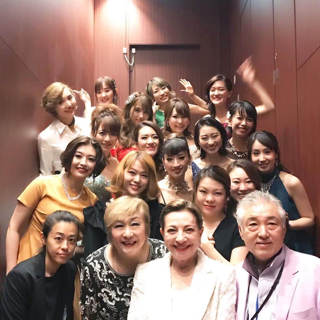 のインスタグラム：「ぎゃーまたまたお久しぶりな日曜日です。  一週間どうお過ごしでしたか？  わたくし昨日は初めてのバレエエクササイズのレッスンなど代講で担当させて頂き、週末もなかなか刺激的で充実しておりました。 ただ今、 明日ヤンチェ @jantje_ontembaar なので火曜の授業に向けての資料作成中、、 のはずが全く捗らないのでこちらに寄り道させてください笑  さ！ 先週土曜、月曜とイベント目白押しでして。  MOTOZUKAイベントではたそ @tenma.michiru.mixer  とはしゃぎまくり（写真については皆まで言わない笑）  月曜日はヤマハホールにて鳳蘭さん、榛名由梨さんはじめ様々なジャンルの方々と歌わせて頂きました！ ツレさま（鳳蘭さん）とMCでお話させて頂けたのが本当に夢のようでした。半端なく緊張しましたが。。 「パリ祭」「パリカナイユ」「群衆」 またまた底知れぬシャンソンの魅力、そして難しさに頭を打ちながらもこれからも挑戦していきたいと思う舞台でした。今回も参加出来たことに心から感謝です。  そして同期ののんちゃん @nozomi910528 と初舞台振りに同じ舞台に立てたのが本当に嬉しかったです！ 同期もたくさん観てくれて❤️幸せを噛み締めたひと時でした。  観に来てくださった皆様にも本当に感謝感激でございます🙇‍♀️🙇‍♀️ あーー 資料も作らなきゃなんだけど、今夜の #あなたの番です が気になってしょうがなくてまた心ここにあらずになりそうなpちゃんでした。ではまたそのうち。」