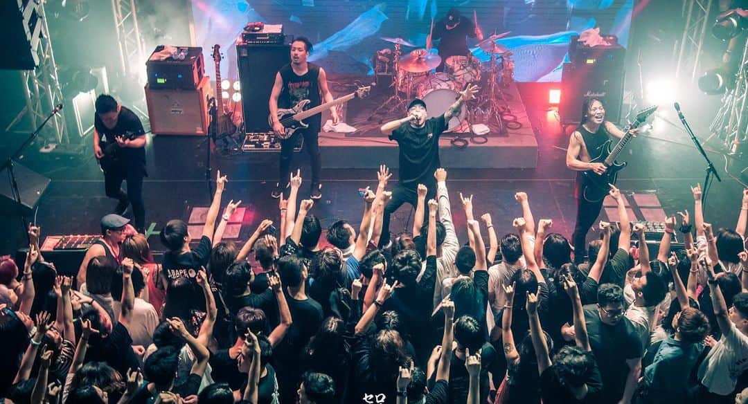 Crystal Lakeさんのインスタグラム写真 - (Crystal LakeInstagram)「THANK YOU BEIJING, CHINA LAST NIGHT! It was great sold out show! We’ll be back really soon. Thanks a lot!  Photo: @seroisland  #CrystalLake #HELIX #China」6月9日 13時07分 - crystallake777