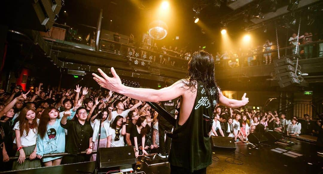 Crystal Lakeさんのインスタグラム写真 - (Crystal LakeInstagram)「THANK YOU BEIJING, CHINA LAST NIGHT! It was great sold out show! We’ll be back really soon. Thanks a lot!  Photo: @seroisland  #CrystalLake #HELIX #China」6月9日 13時07分 - crystallake777