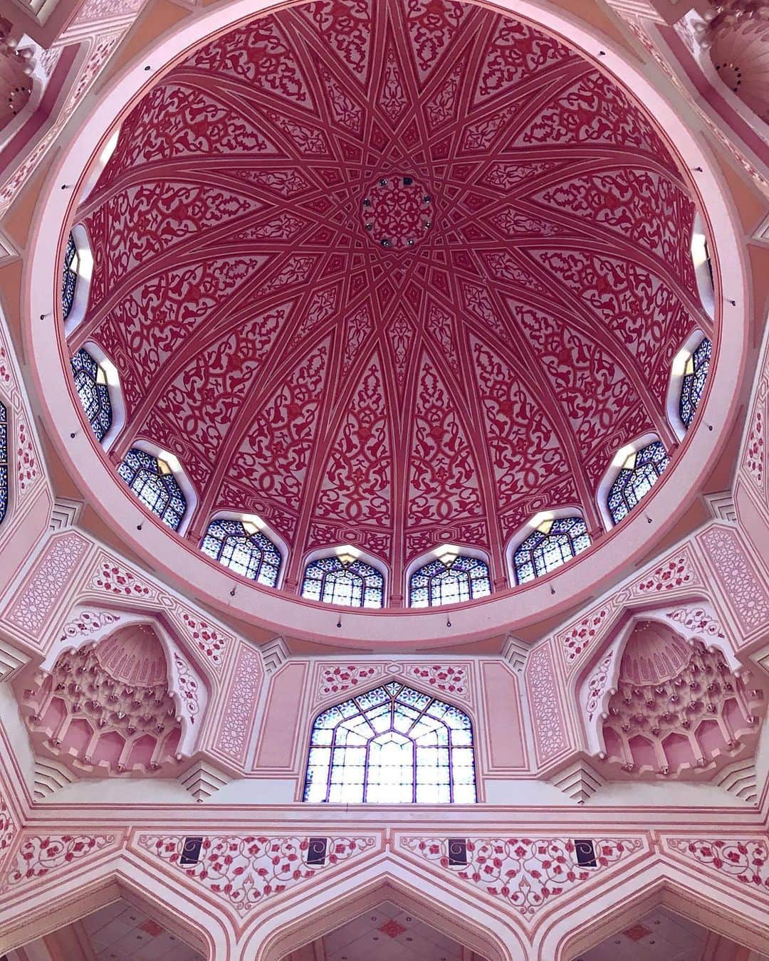 春奈るなさんのインスタグラム写真 - (春奈るなInstagram)「ピンク・モスク美しい、、、🕌 #malaysia  #putramosque」6月9日 18時41分 - lunaharuna_official