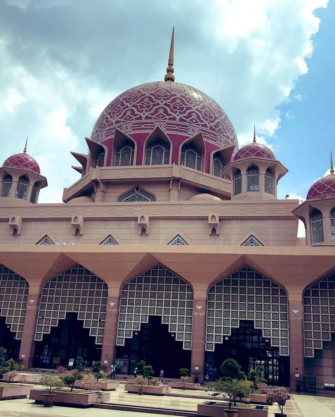春奈るなさんのインスタグラム写真 - (春奈るなInstagram)「ピンク・モスク美しい、、、🕌 #malaysia  #putramosque」6月9日 18時41分 - lunaharuna_official