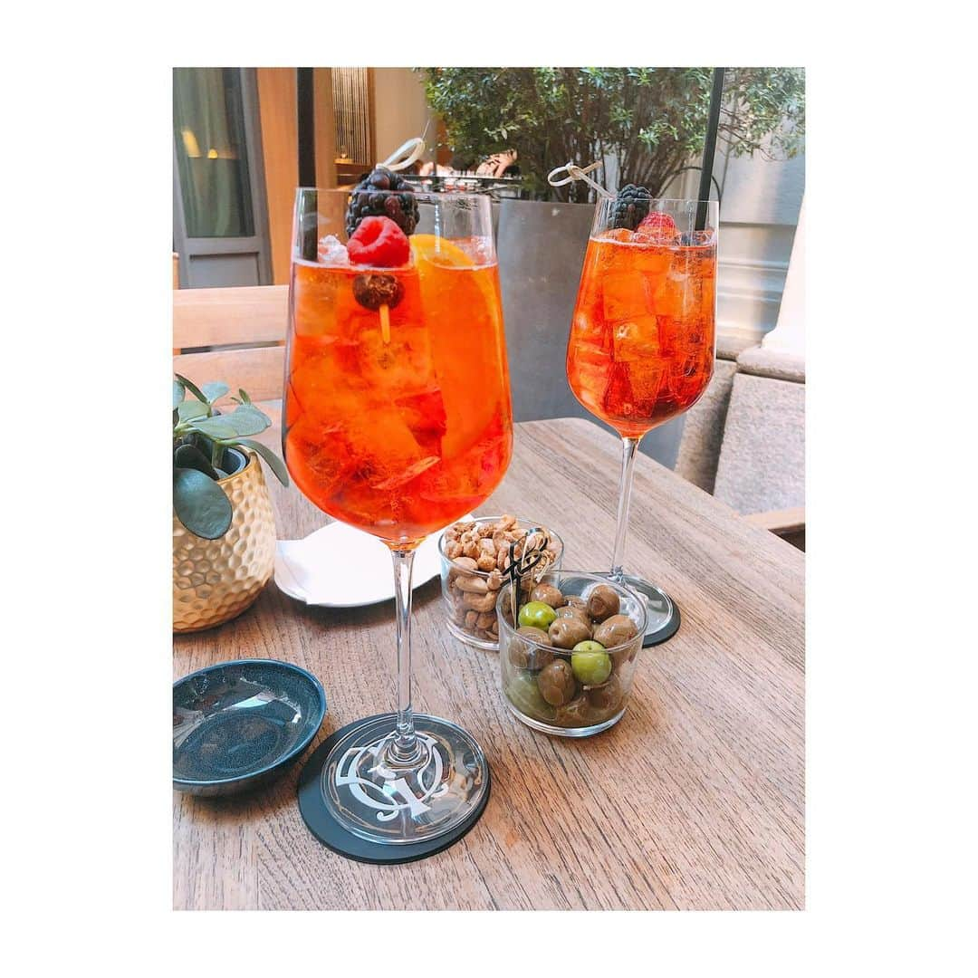 Taki Tanakaさんのインスタグラム写真 - (Taki TanakaInstagram)「#aperitivo #♥️ #parkhyattmilan #アペリティーボ がだーいすき。 仕事を終えた後のディナー前の心豊かな時間。 日本にいる時は毎晩遅くまで働くのでアペはヨーロッパ滞在中の楽しみのひとつです。 この数日間ですっかりお酒が強くなったはなちゃん @nmbhn とw。 #aboutyesterday #tripstagram #day6 #buyingtrip #milan #milano」6月9日 18時35分 - tanakataki