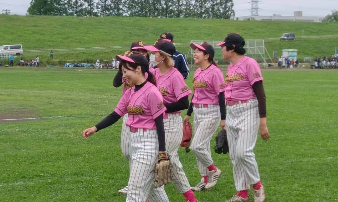 桜花さんのインスタグラム写真 - (桜花Instagram)「今日は7:45集合(早め！笑)のキッシーズの試合🍀交流戦でした🍀  グラウンド雨でなかなか不良でしたが、とても楽しかった！🌷 負けたけど笑顔🐱🌼ラブ✨  #ミラクルキッシーズ  #野球 #女芸人  #野球チーム」6月9日 18時40分 - mountainohka