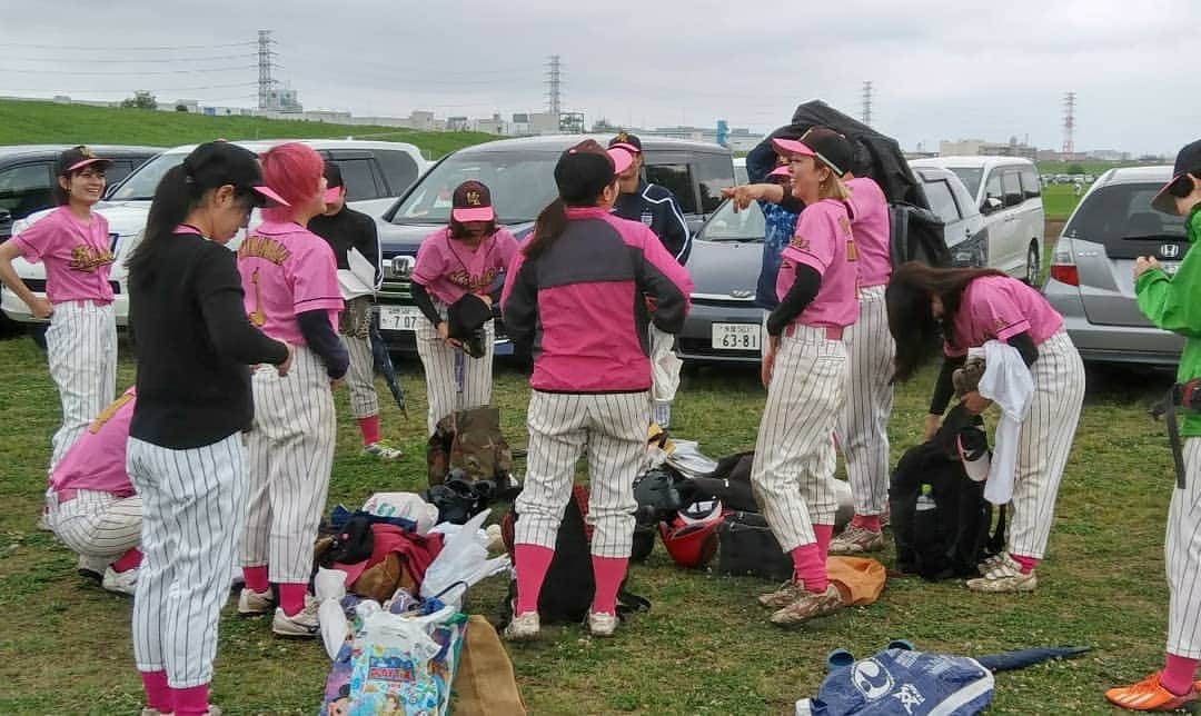 桜花さんのインスタグラム写真 - (桜花Instagram)「今日は7:45集合(早め！笑)のキッシーズの試合🍀交流戦でした🍀  グラウンド雨でなかなか不良でしたが、とても楽しかった！🌷 負けたけど笑顔🐱🌼ラブ✨  #ミラクルキッシーズ  #野球 #女芸人  #野球チーム」6月9日 18時40分 - mountainohka