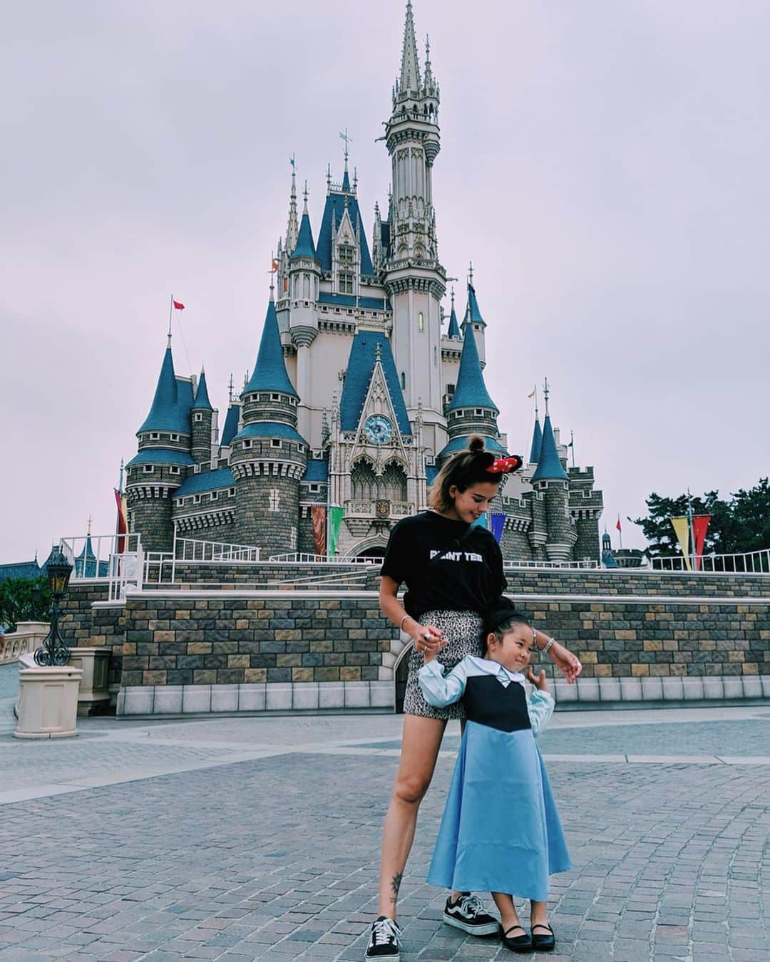 のインスタグラム：「🏰♥️ ・ ・ シンデレラ城の前でちゃんと写真撮ろうと思ったの初めて😂 ・ Pixelだと背景がはっきり写る気がするからやっぱり良い♥️ ・ ・ エマがオーロラのドレスだから私はあえて超カジュアルに🐾 ・ ・ ただ、ディズニーでミニスカートってあんまり適してないかも😂 乗り物に乗る時わりと見えそうになる🤣💦 ・ ・ あと薄々気づいてはいたんだけど私って凄い奥二重なんだなーっと🤔 #今更 ・ ・ ディズニーpicちゃんと撮れたからいっぱい載せちゃった🙌🏼💕 ・ お付き合いありがとうございました🐻♥️ ・ ・」
