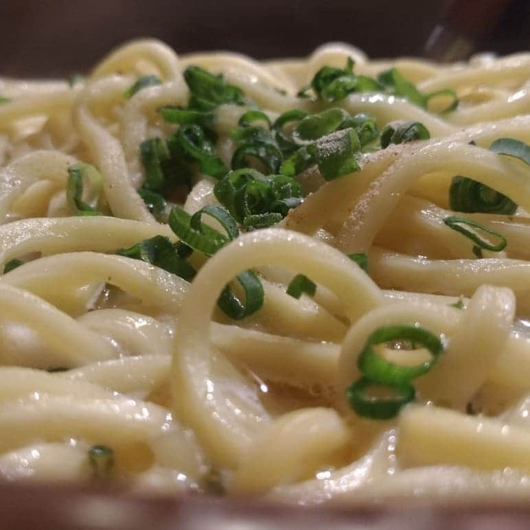 烏川耕一さんのインスタグラム写真 - (烏川耕一Instagram)「昨日の晩飯。in小倉！  鉄鍋喰うて、街ブラ中に NSC23期生３人に遭遇✋  資さんうどんおごらされました😱  お腹いっぱいやったけど、 美味しかったから良し✌」6月9日 13時23分 - kouichiukawa