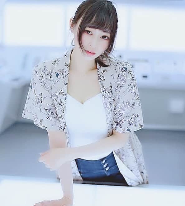 雪乃しほりのインスタグラム：「お外寒くないですか?? #寒い  #服装困る季節  #電車寒い  #傘持ってきてるけど降ってないから邪魔すぎる笑」