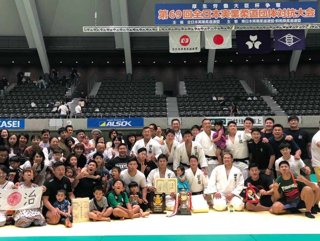 鈴木桂治さんのインスタグラム写真 - (鈴木桂治Instagram)「全日本実業団団体戦三部で優勝することができました。もうとにかくしんどくて、負けてもいいか！という葛藤と戦いながら踏ん張りました。他のチームメイトが頑張ってくれたおかげで優勝することができた今大会！やはり団体戦の面白さ、チームワークの大切さを改めて感じました。 #応援ありがとうございます #高崎までありがとう #国士舘大学柔道クラブ #毎週土曜日 #多摩校舎の道場でやってます #kokushikan#teamkokushi#膝痛い」6月9日 13時24分 - gk.kizuna