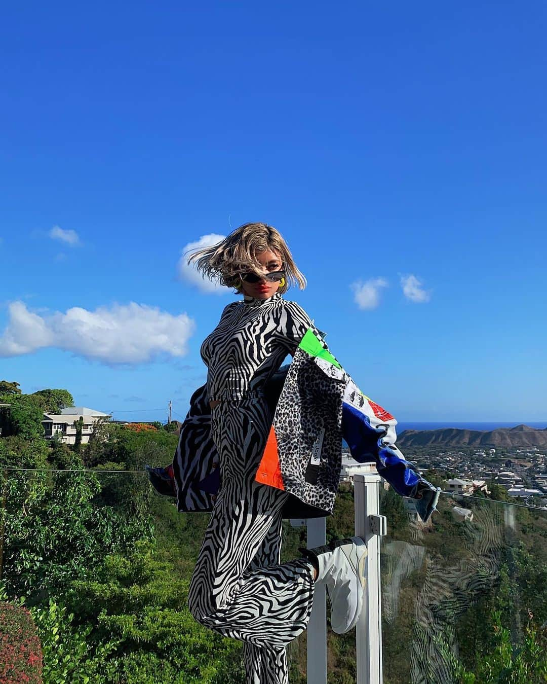 ローラさんのインスタグラム写真 - (ローラInstagram)「Shooting a new 🥃 commercial in beautiful Hawaii 🌈🌴🦋🐠 #きょうはヴィンテージMIX😙」6月9日 13時36分 - rolaofficial