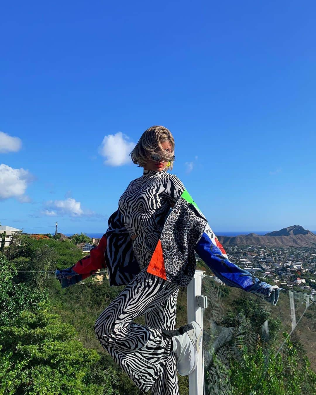 ローラさんのインスタグラム写真 - (ローラInstagram)「Shooting a new 🥃 commercial in beautiful Hawaii 🌈🌴🦋🐠 #きょうはヴィンテージMIX😙」6月9日 13時36分 - rolaofficial