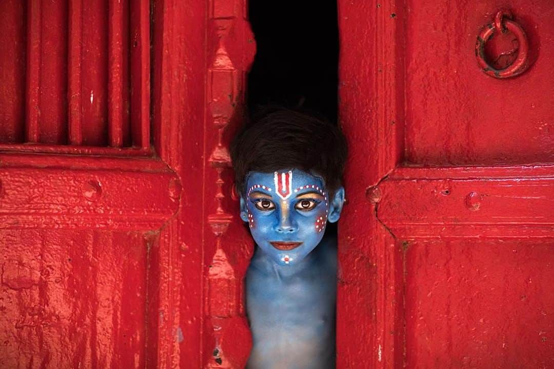 Canon Asiaのインスタグラム：「“Krishna is one of the most widely revered of all Indian divinities. He is the God of love and compassion. Popularly depicted smiling with deep blue skin and a peacock feather in his hair, Krishna has been the subject of countless poems, paintings, and songs. He is an essential part of Indian culture and the Hindu religion.” • Did you know that thousands of children dress like Lord Krishna on Janmashtami Festival? They paint their faces blue, carry flutes and wear peacock feathers in their hair during this festive season! • 📷 Image by @rehahn_photography using the Canon EOS 5D Mark IV | f/2.5 | 1/1600s | ISO 1000 | 85mm  Want your photos to be featured too? Tag them with #canonasia or submit them on My Canon Story, link in bio!  #canonasia #photography #canonphotography #india #indian #india_clicks #india_gram #travel #travelphotography #portraitphotography」