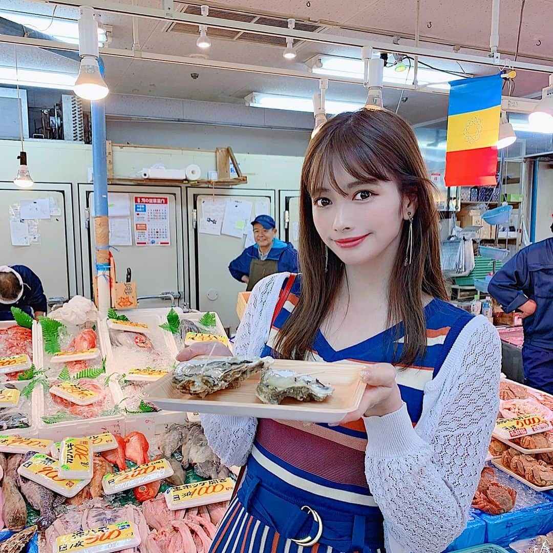 得あゆさんのインスタグラム写真 - (得あゆInstagram)「青森の八食センター🐟🍖🍣👉🏻👉🏻 私の後ろで笑顔のおじいちゃん可愛い😍 ・ 沢山のお店があって好きなもの買って 自分で焼いて食べれる所なの✨✨✨ 楽しかった〜みんなに感謝🔥 ・ ・ ・ ・ ・ ・ ・ ・ ・ ・ #八食センター#魚#生牡蠣#焼肉#りんご#青森#青森グルメ#グルメ#食べ歩き#旅行#旅#女子旅#肉#おすすめ#美味しい#親友#カップル#田舎#自然#贅沢#デブ活#お昼ごはん#ランチ#おやつ#笑顔#lunch#travel#japanesegirl#japanesefood#gourmet」6月9日 13時36分 - tokuayu819