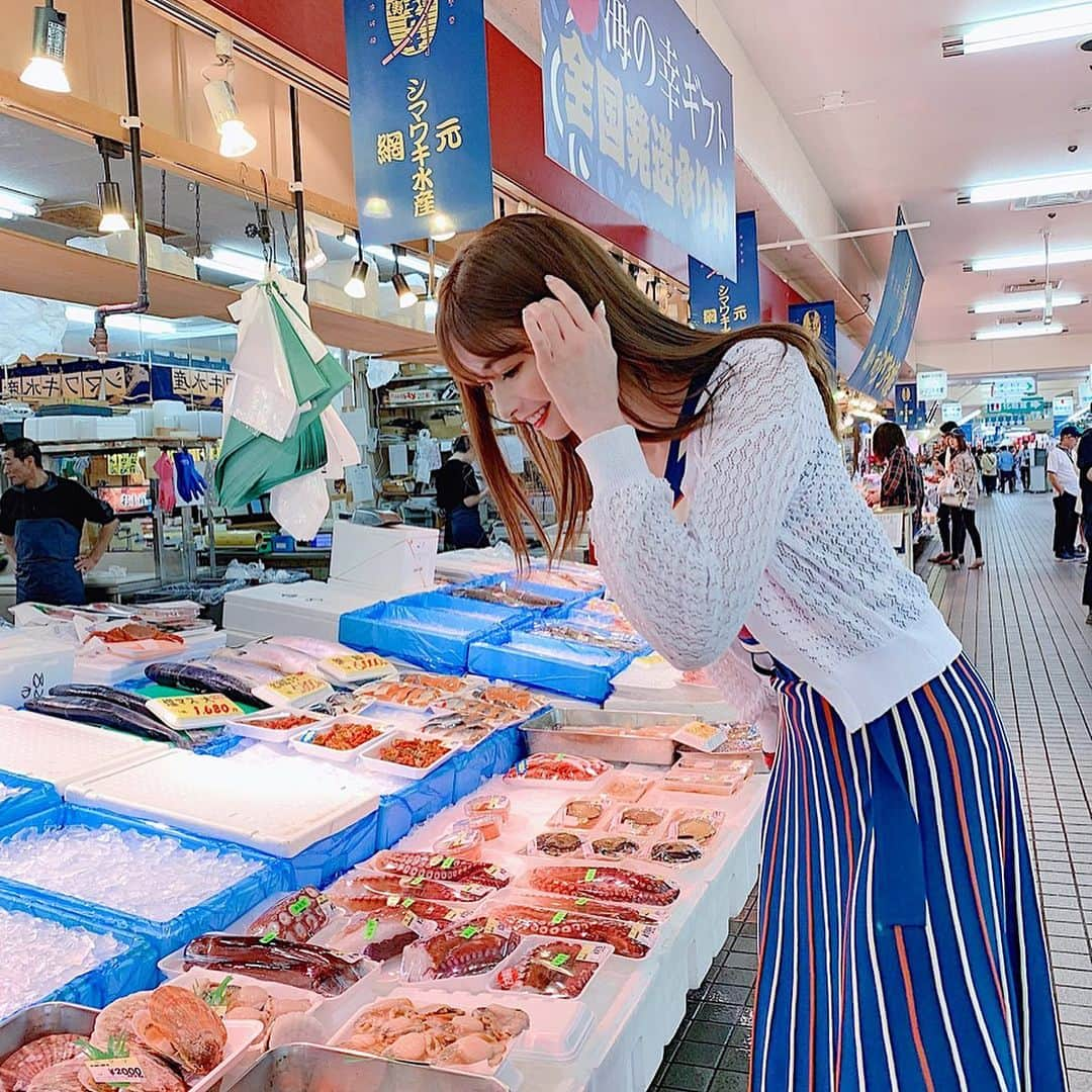 得あゆさんのインスタグラム写真 - (得あゆInstagram)「青森の八食センター🐟🍖🍣👉🏻👉🏻 私の後ろで笑顔のおじいちゃん可愛い😍 ・ 沢山のお店があって好きなもの買って 自分で焼いて食べれる所なの✨✨✨ 楽しかった〜みんなに感謝🔥 ・ ・ ・ ・ ・ ・ ・ ・ ・ ・ #八食センター#魚#生牡蠣#焼肉#りんご#青森#青森グルメ#グルメ#食べ歩き#旅行#旅#女子旅#肉#おすすめ#美味しい#親友#カップル#田舎#自然#贅沢#デブ活#お昼ごはん#ランチ#おやつ#笑顔#lunch#travel#japanesegirl#japanesefood#gourmet」6月9日 13時36分 - tokuayu819