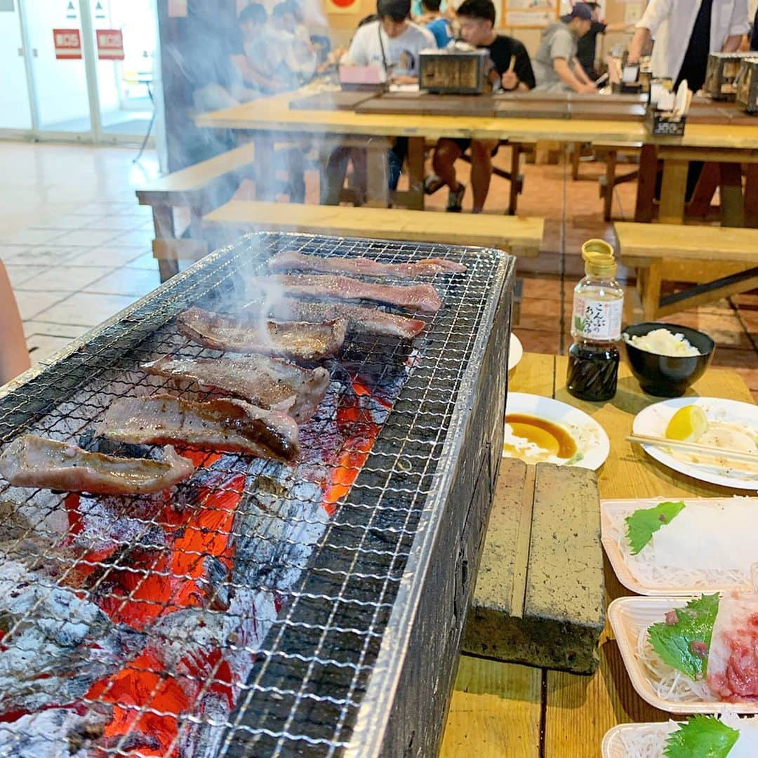 得あゆさんのインスタグラム写真 - (得あゆInstagram)「青森の八食センター🐟🍖🍣👉🏻👉🏻 私の後ろで笑顔のおじいちゃん可愛い😍 ・ 沢山のお店があって好きなもの買って 自分で焼いて食べれる所なの✨✨✨ 楽しかった〜みんなに感謝🔥 ・ ・ ・ ・ ・ ・ ・ ・ ・ ・ #八食センター#魚#生牡蠣#焼肉#りんご#青森#青森グルメ#グルメ#食べ歩き#旅行#旅#女子旅#肉#おすすめ#美味しい#親友#カップル#田舎#自然#贅沢#デブ活#お昼ごはん#ランチ#おやつ#笑顔#lunch#travel#japanesegirl#japanesefood#gourmet」6月9日 13時36分 - tokuayu819