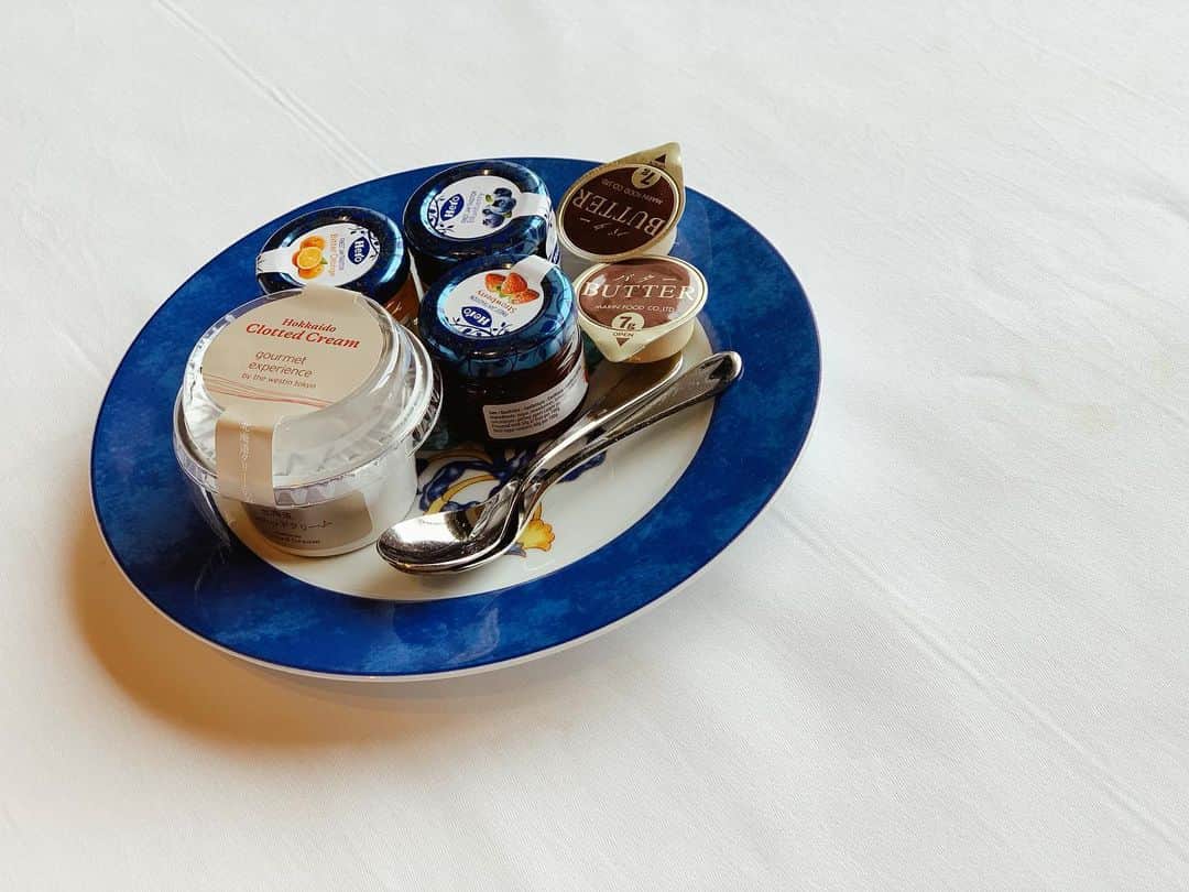 住谷杏奈さんのインスタグラム写真 - (住谷杏奈Instagram)「･ 朝はご飯派だったのですが 最近はパン派🍞🍞🍞 ･ とかホントどーでもいい話w ･ トーストにはバターを薄ーく塗ってからジャムを重ねて塗るタイプ。 好きなジャムNo.1はマーマレード🍊 ･ 今朝初めてクロテッドクリーム+ジャムを試してみたらとっても美味しかった😋 ･ ･ #breakfast  #🍞」6月9日 13時48分 - annasumitani