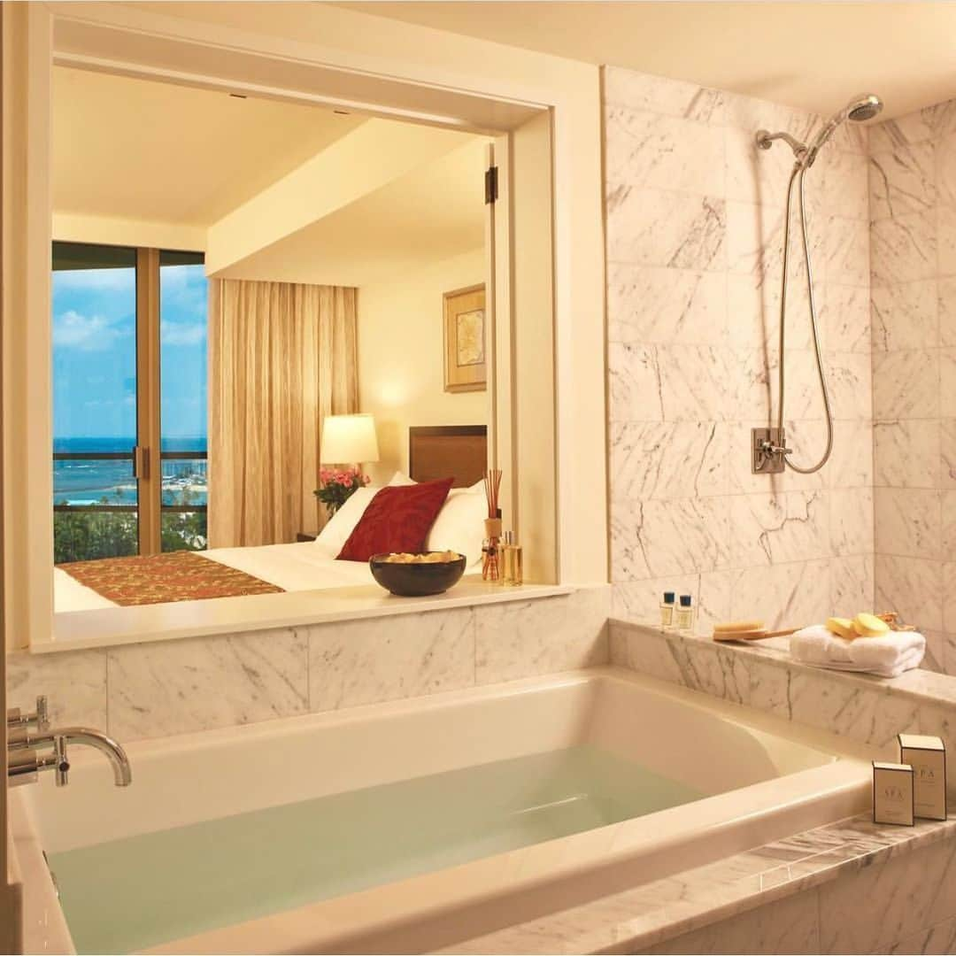 Trump Waikikiさんのインスタグラム写真 - (Trump WaikikiInstagram)「Family vacations are great for moms to escape, recharge, and reinvigorate in an Italian marble bath featuring a deep soaking tub while the children are asleep or at play. #trumpwaikiki #neversettle #fivestarhotelwaikiki #luxurytravel #familytravel #multigenerationaltravel #ultimatefamilygetawayoffer #forbescelebrationofferwithresortcredit #waikikiescapeoffer #suiteescapeoffer #suiteswithkitchens #lethawaiihappen #visitoahu  トランプ・ワイキキはファミリーバケーションにもぴったり。肩まで浸かれるバスタブで日頃の疲れを癒して。#トランプワイキキ #5つ星ホテル #ファミリートラベル #大理石のバスルーム #ハワイ旅行」6月9日 14時01分 - trumpwaikiki