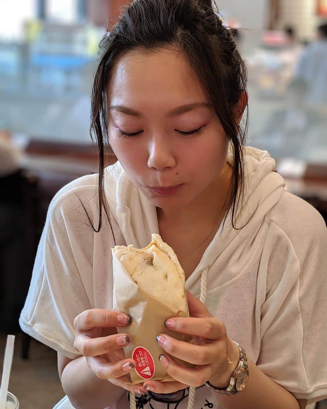 志村玲那さんのインスタグラム写真 - (志村玲那Instagram)「#あっちっちいいながら食べてるところ！！！笑笑 #あつあつで美味しかったけど火傷するかとおもったよ(´°̥̥̥̥̥̥̥̥ω°̥̥̥̥̥̥̥̥｀)」6月9日 13時56分 - rena_shimura