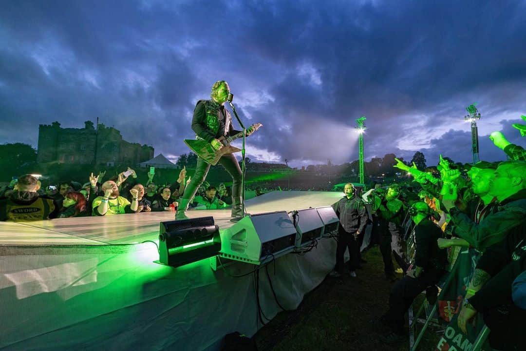 メタリカさんのインスタグラム写真 - (メタリカInstagram)「Photos from last night's show at Slane Castle! 🇮🇪 ・・・ 📸 by @brettmurrayphotography & @photosbyjeffyeager ・・・ #MetAtSlaneCastle #WorldWired #Metallica」6月9日 14時00分 - metallica