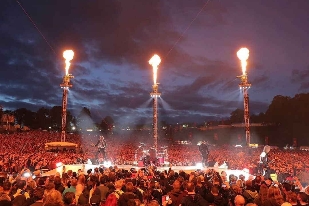 メタリカさんのインスタグラム写真 - (メタリカInstagram)「Photos from last night's show at Slane Castle! 🇮🇪 ・・・ 📸 by @brettmurrayphotography & @photosbyjeffyeager ・・・ #MetAtSlaneCastle #WorldWired #Metallica」6月9日 14時00分 - metallica