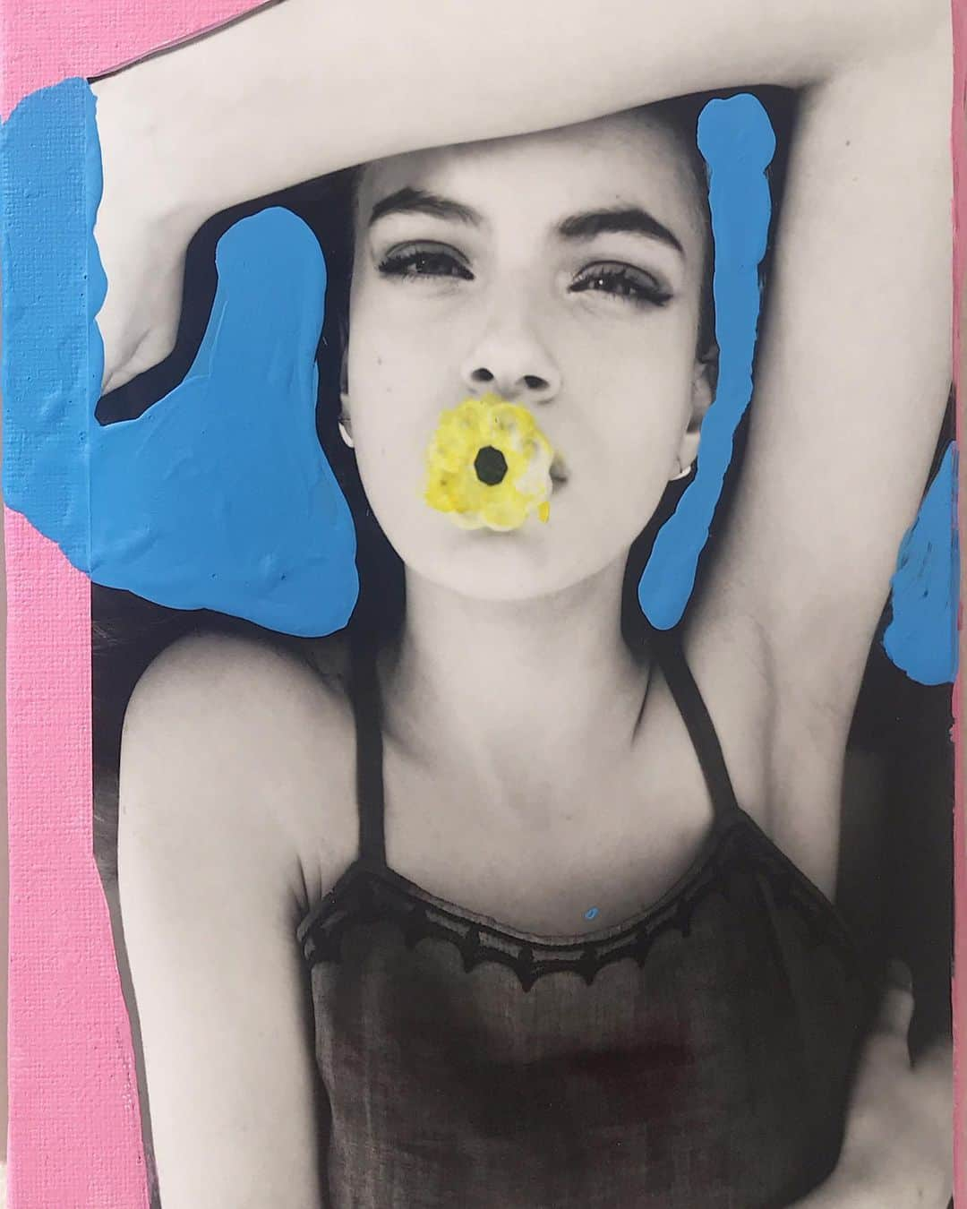 米原康正さんのインスタグラム写真 - (米原康正Instagram)「my art show 「情報として支配されてしまったエロティシズムを、僕たちの手に取り戻すための方法。  エロティシズムは繰り返しではない。時には死をも疑似体験してしまうほどの本能的想像なのである」  タイトル長いですね。 今回なるだけギャラリーにいるようにしています。 今日も6時までいます。  SILASとMILKFEDで同時にやったコラボのTシャツ先行で販売してるし、作品も見れます。  2019年6月7日~15日  11:00-19:00 東京妙案GALLERY 〒108-0071  東京都港区白金台3-3-1 G&D アルケミックハウス２F  http://www.tokyomyoangallery.com」6月9日 14時00分 - yone69harajuku