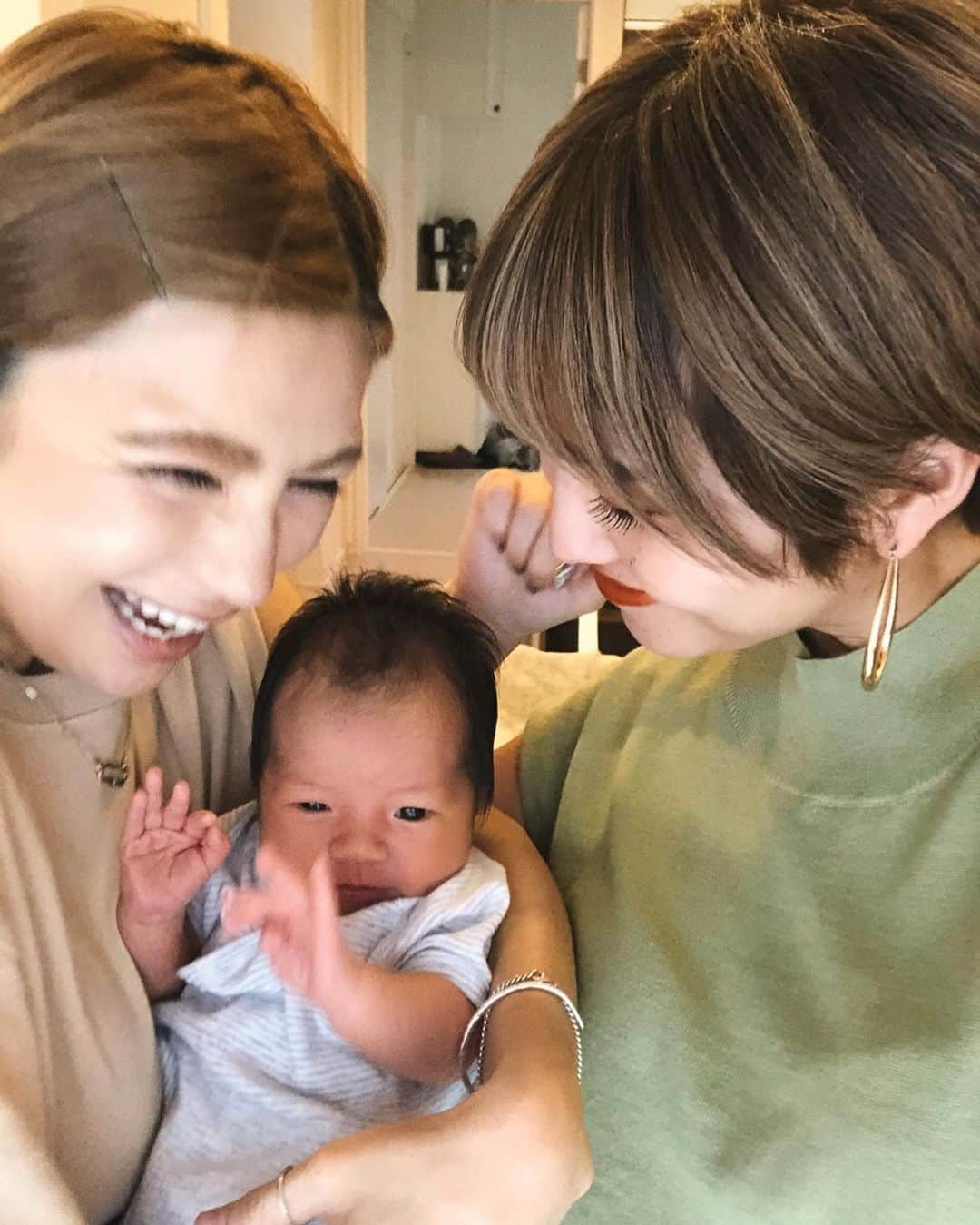 森暖奈さんのインスタグラム写真 - (森暖奈Instagram)「Welcome to the world KONATSU🌎👶 やっと会えましたあやすけの小夏😍 表情豊かで可愛い可愛い😭💖 2枚目、親子揃ってのおてんば感。いとおし😂❤️❤️ 小夏が寝てる間に大人ふたりは喋り倒した、たのしすぎた😂」6月9日 14時03分 - moriharuna71