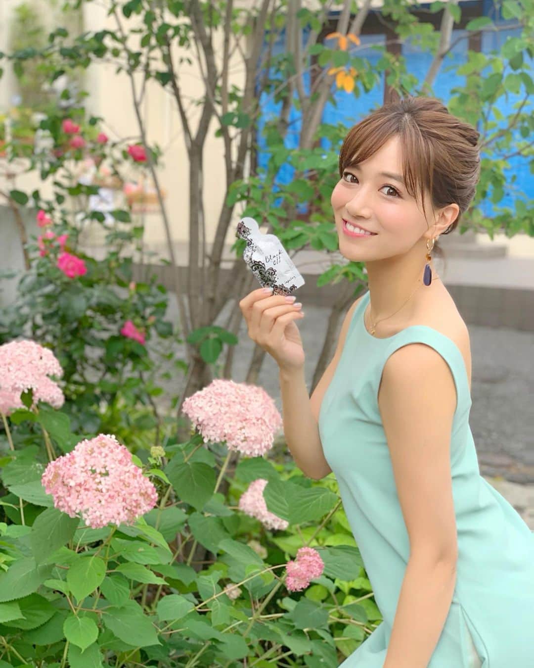 のインスタグラム：「こんにちは☀️ . 今日もとってもいいお天気☺️❤️ 朝からお散歩🚶‍♀️して朝活✨笑 . 夏は、海とか山とか外で遊びたい！けどできれば、焼けたくない！🥺☀️ ということで今年は、BLACK&OFFを飲んで、断黒（ダンクロ）‼️ . シミを作らず、シミを出さない免疫細胞から美白になるのです✨✨ . 日焼け止め、飲む日焼け止めのまた先の美容法みたい！最先端🥺✨✨ . 今は細胞から綺麗にする時代なんですね🥺免疫美容の時代！ . 今日みたいな背中がぱっくりあいたお洋服もたくさん着たいし、飲むだけでケアできるなら続けられそう☺️✨💕 . dress... @foxey_official  earrings... @perky_room . 午後も素敵な時間になりますように✨💕 . #断黒美容 #IPS #blackandoff #免疫美容 #pr #美容ドリンク #美容 #beauty #ビューティー #美白 #ホワイトニング #スキンケア #日焼け対策 #飲む日焼け止め #green #緑 #グリーン #foxey #フォクシー #perky_room #chao_app #アップヘア #ショートヘアアレンジ #ヘアアレンジ #簡単ヘアアレンジ #背中 #back #backstyle #ドレス」