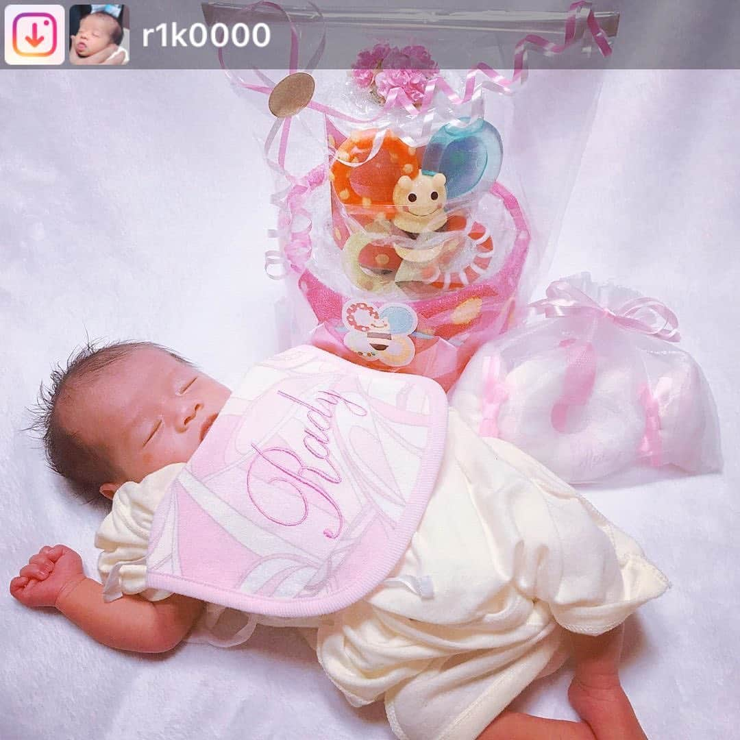 Radyさんのインスタグラム写真 - (RadyInstagram)「. べびたん👶🍼 すやすやかわいっ🥰💗💗 . . #Repost from @r1k0000. とってもありがとう🐝（@hacchi0922) .  #0602#出産祝い#オムツケーキ#ベビースタイ#rady#生後17日#令和ベビー#👶#🍼#完全に#妹の趣味 笑」6月9日 14時27分 - radychan_no_insta