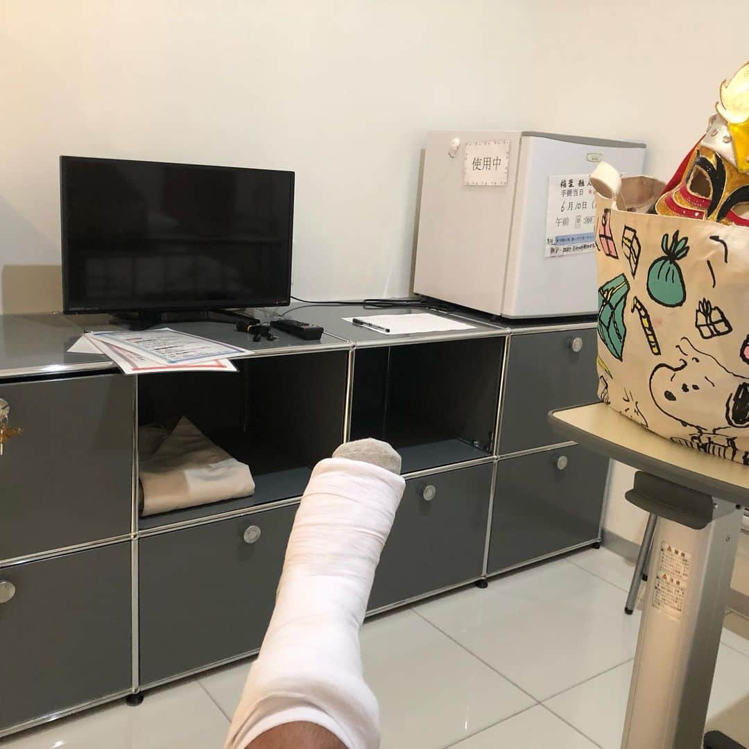 GOSAMARUのインスタグラム：「‪はてさて、今日から入院の明日手術でございます。‬ ‪看護師さんから絶対に外に出てはダメだと念を押され落ち込んでおりまする( 笑 )‬ ‪とりあえず12日の退院までは大人しくしてます😢‬ ‪ライカムのイオンモールで14時と17時で試合してますよ！！‬ ‪#ロクト整形 #rd_pw #GOSAMARU‬ ‪ ‬念には念をでマスク持参( 笑 )」