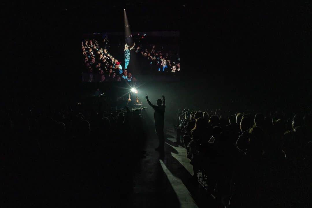 アダム・サンドラーさんのインスタグラム写真 - (アダム・サンドラーInstagram)「Thanks, Montreal. Thanks, Harvey Keitel. Amazing night, can’t wait to do it again! @centrebell.mtl」6月9日 14時23分 - adamsandler