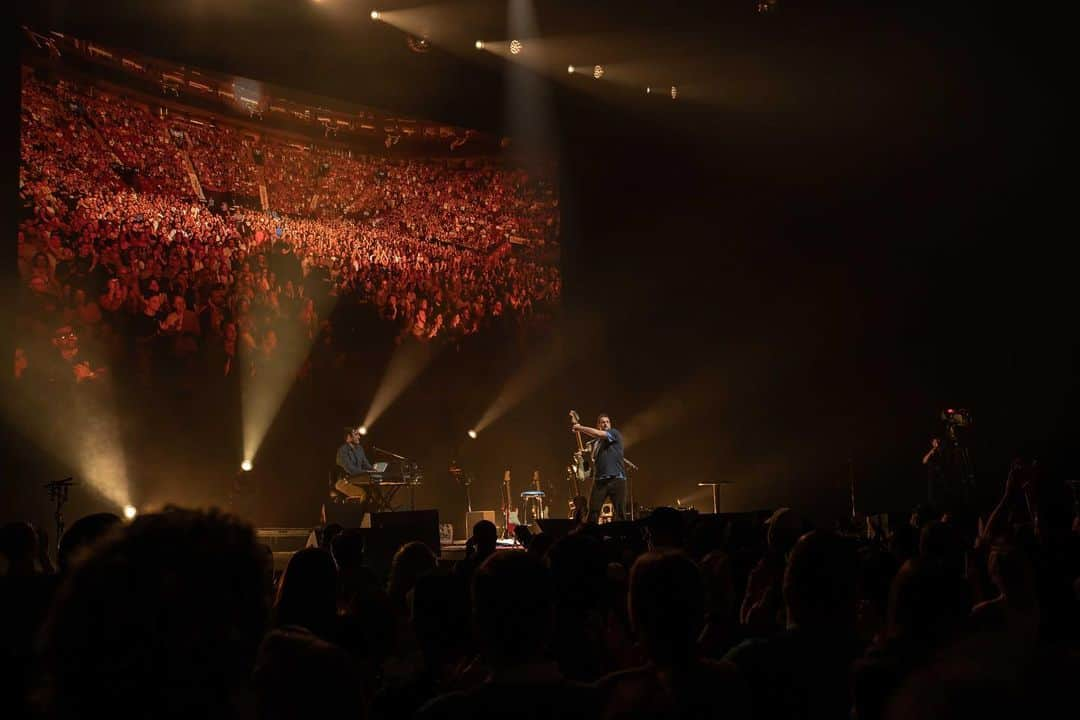 アダム・サンドラーさんのインスタグラム写真 - (アダム・サンドラーInstagram)「Thanks, Montreal. Thanks, Harvey Keitel. Amazing night, can’t wait to do it again! @centrebell.mtl」6月9日 14時23分 - adamsandler