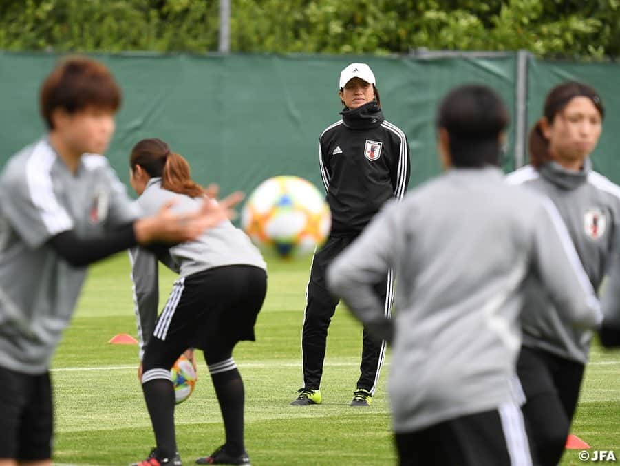 日本サッカー協会さんのインスタグラム写真 - (日本サッカー協会Instagram)「2️⃣ days to go！ ・ 初戦まであと2日に迫った6/8(土)、なでしこジャパンは本合宿初の完全非公開でトレーニングを実施しました。 ・ ✍️JFA.jpでは、活動レポートを掲載中！ ・ ＜FIFA女子ワールドカップフランス2019＞ なでしこジャパン🇯🇵試合日程  6/10 25:00 vsアルゼンチン🇦🇷 6/14 22:00 vsスコットランド🏴󠁧󠁢󠁳󠁣󠁴󠁿 6/20 04:00 vsイングランド🏴󠁧󠁢󠁥󠁮󠁧󠁿 📺フジテレビ系列、NHK BS、J SPORTSで生中継！ ・ #nadeshiko #世界のなでしこ #なでしこジャパン#FIFAWWC」6月9日 14時25分 - japanfootballassociation