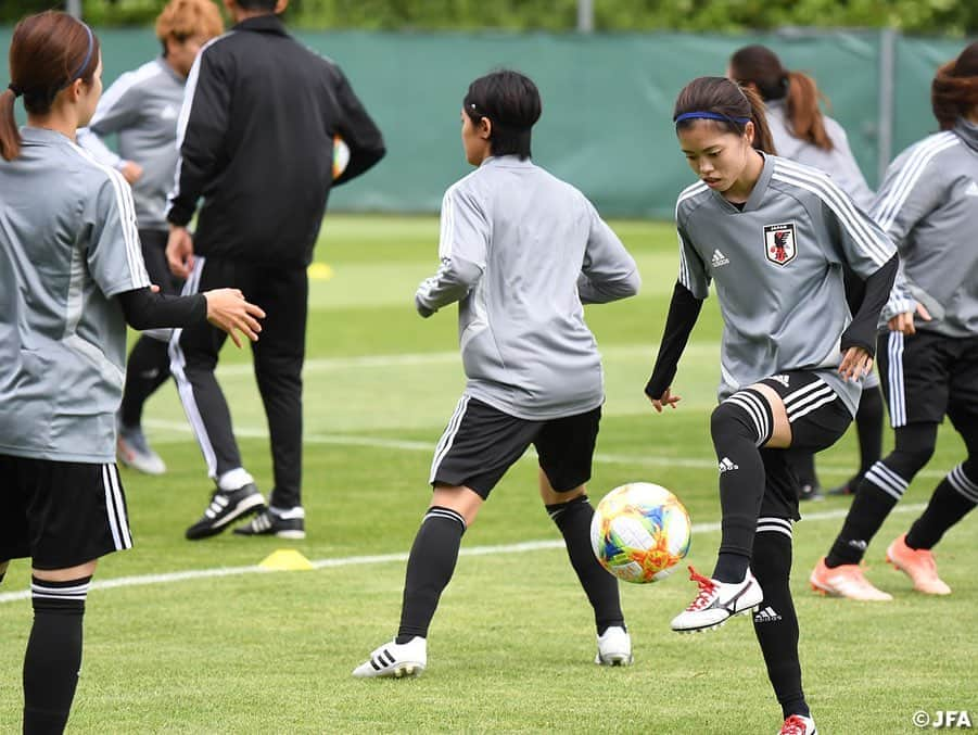 日本サッカー協会さんのインスタグラム写真 - (日本サッカー協会Instagram)「2️⃣ days to go！ ・ 初戦まであと2日に迫った6/8(土)、なでしこジャパンは本合宿初の完全非公開でトレーニングを実施しました。 ・ ✍️JFA.jpでは、活動レポートを掲載中！ ・ ＜FIFA女子ワールドカップフランス2019＞ なでしこジャパン🇯🇵試合日程  6/10 25:00 vsアルゼンチン🇦🇷 6/14 22:00 vsスコットランド🏴󠁧󠁢󠁳󠁣󠁴󠁿 6/20 04:00 vsイングランド🏴󠁧󠁢󠁥󠁮󠁧󠁿 📺フジテレビ系列、NHK BS、J SPORTSで生中継！ ・ #nadeshiko #世界のなでしこ #なでしこジャパン#FIFAWWC」6月9日 14時25分 - japanfootballassociation