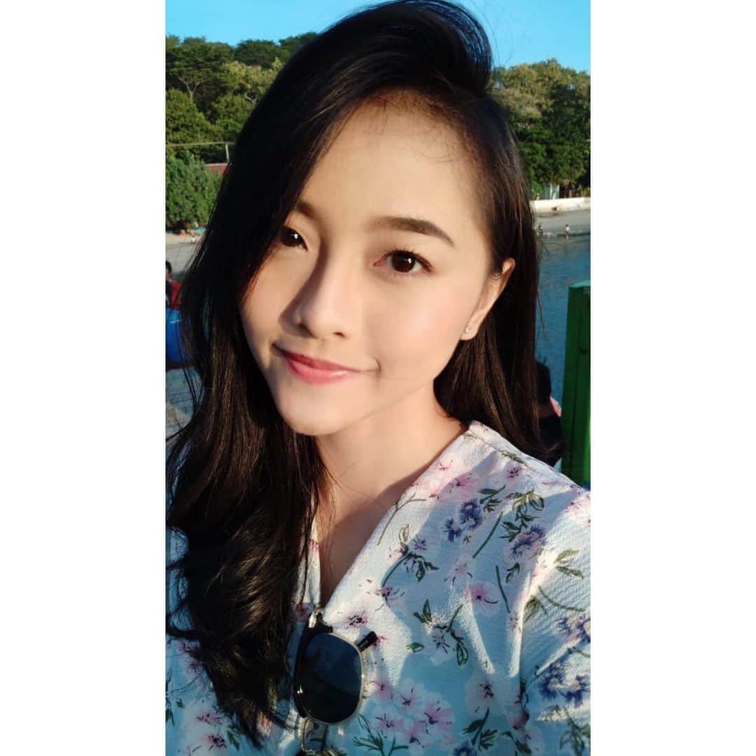 ロナ・アングラエニのインスタグラム：「Every smile makes you a day younger 🙂☺️😊」