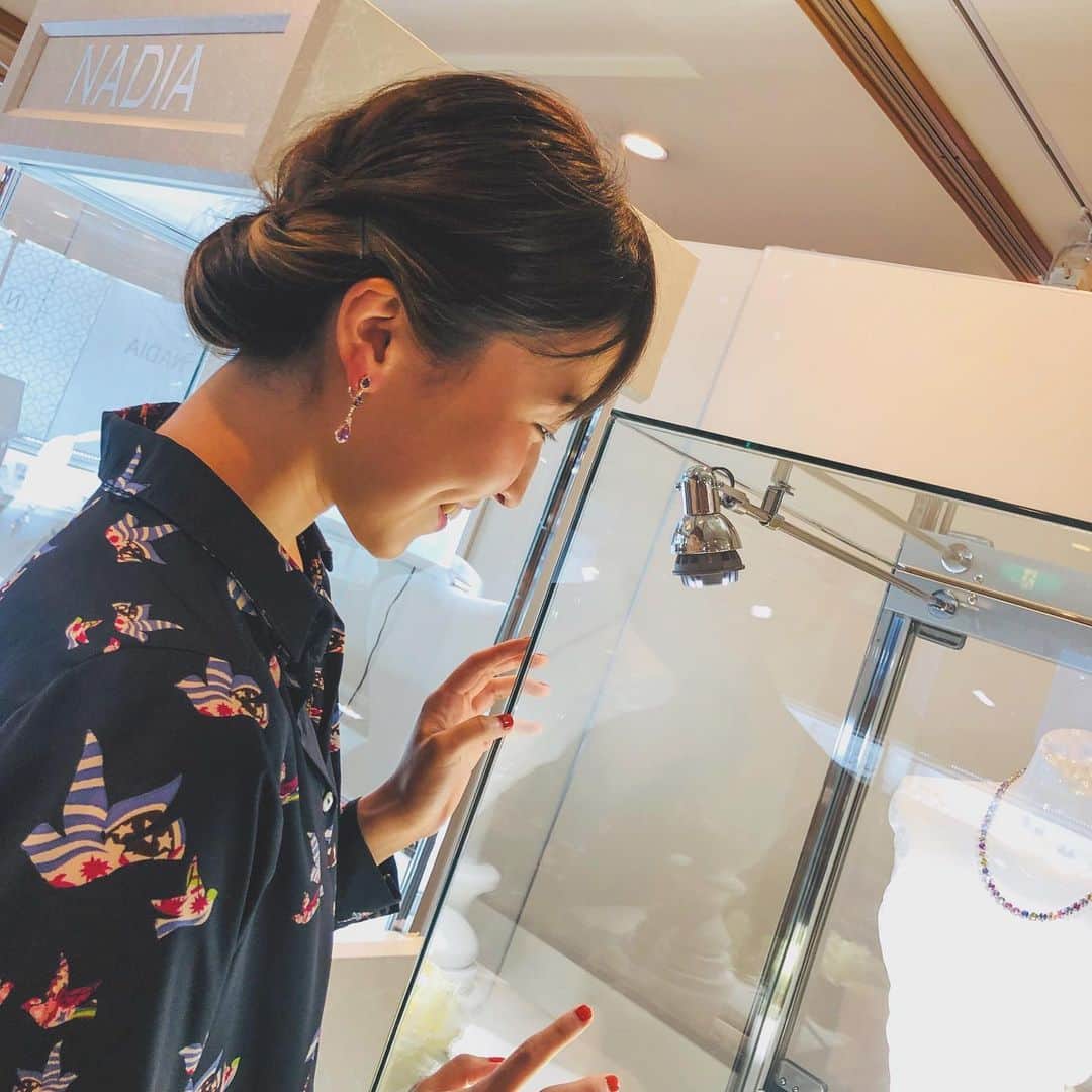 平川はる香のインスタグラム：「. ジュエリーブランドNAGAHORIさんの展示会「創美展」に伺いました☺︎ . 何点か身につけさせていただき。 写真はカラーダイヤのイヤリングとネックレスを🕊 美しいジュエリーを身につけると自然と背筋も伸びますね！ 美しいものはやはり良いです。目の保養でした😌 . . 今後NAGAHORIさんとお仕事させていただく機会がありそうなので、楽しみに待ってていただけると嬉しいですー！ わたしもワクワクです🥰 . . . #nagahori#japanesejewelry#ジュエリー#創美展#nadia」