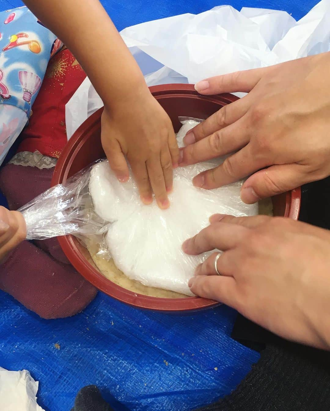 六車奈々さんのインスタグラム写真 - (六車奈々Instagram)「お味噌作りしてきました^ - ^ 大豆を潰して、味見をペロペロしながら(^◇^;) たのしかったー！  昨年作って美味しかったので、 完成が楽しみ^_^  #味噌作り #親子で #楽しい」6月9日 14時36分 - nanarokusha